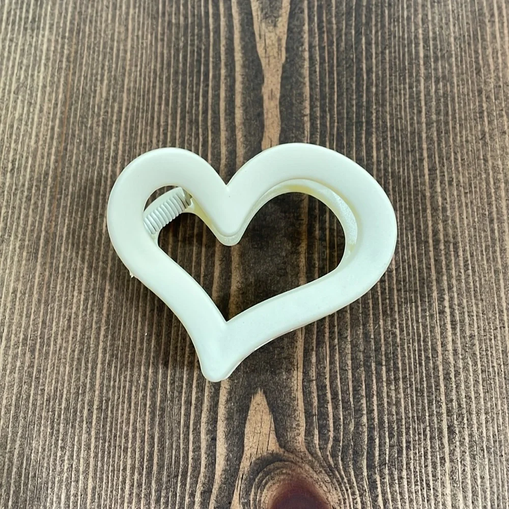 🌟2x Host Pick🌟Cream Heart Hair Claw Clip